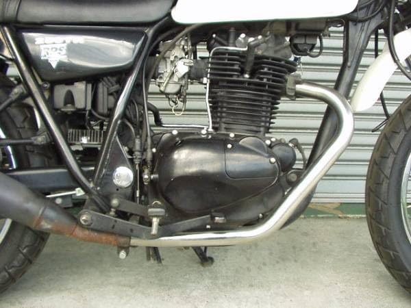 250TRマフラーステンレス製ストレートの出品です。ダウンタイプ